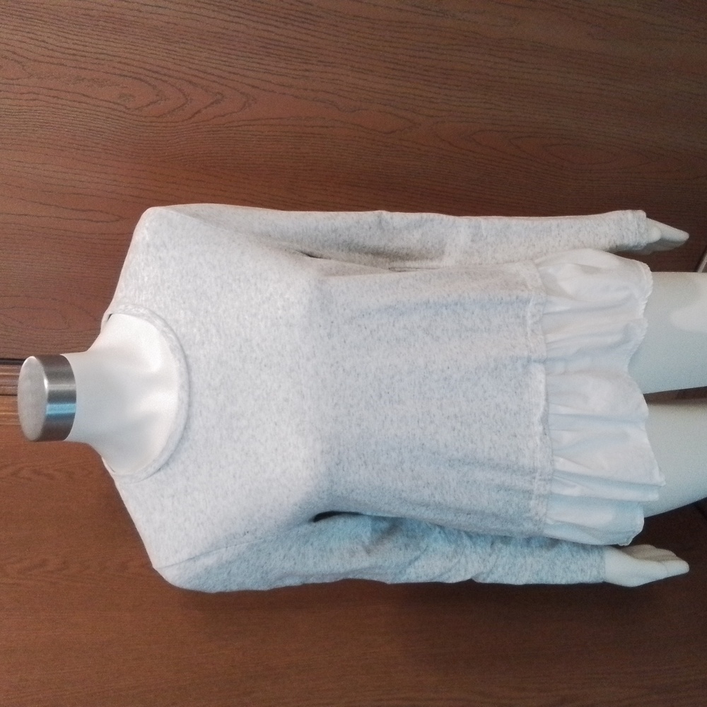 Vineyard Vines Gray Speckled Sweatshirt Top with White Ruffle, Med. 97% Cotton.